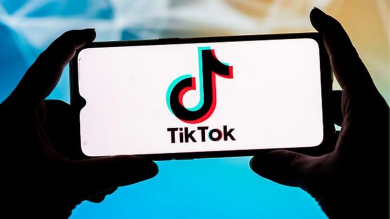 TikTok: rescatan a una menor después de que usara un gesto viral para pedir auxilio