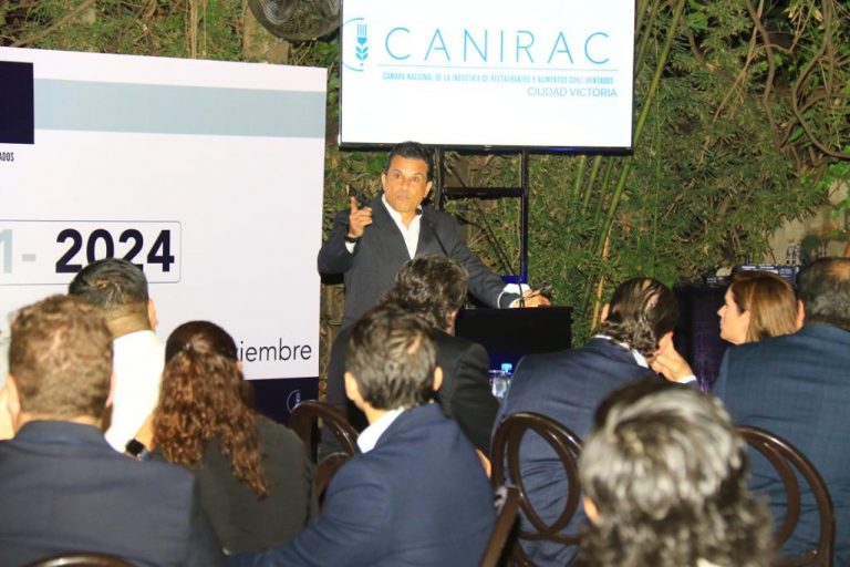 Toma protesta Alcalde Lalo Gattás a directiva de CANIRAC Victoria