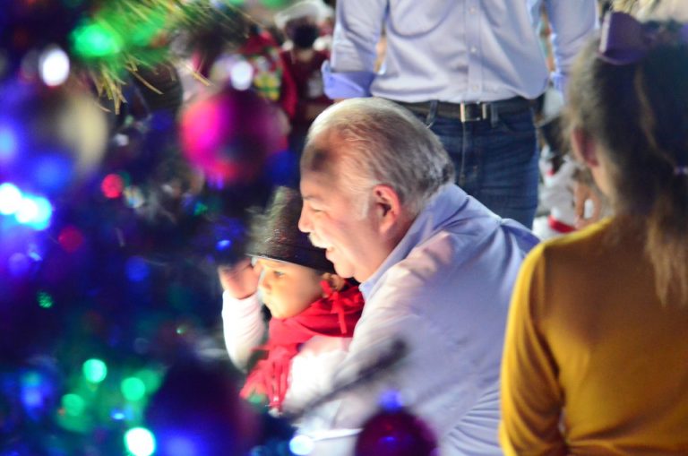 Disfrutan fiestas decembrinas en Casas