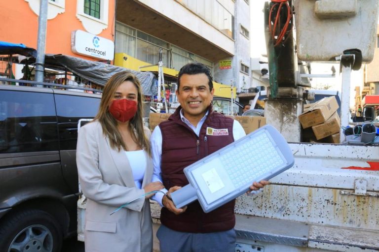 Avanza Gobierno de Lalo Gattás en compromiso de iluminar Victoria.