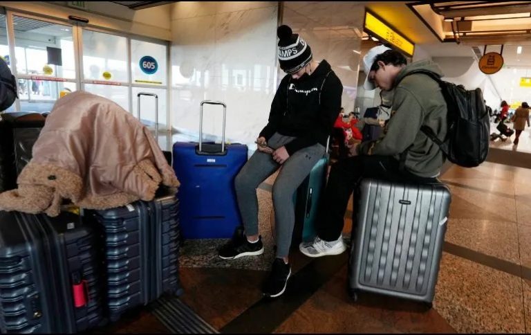 Ómicron: Cancelan cientos de vuelos en Estados Unidos por tercer día seguido
