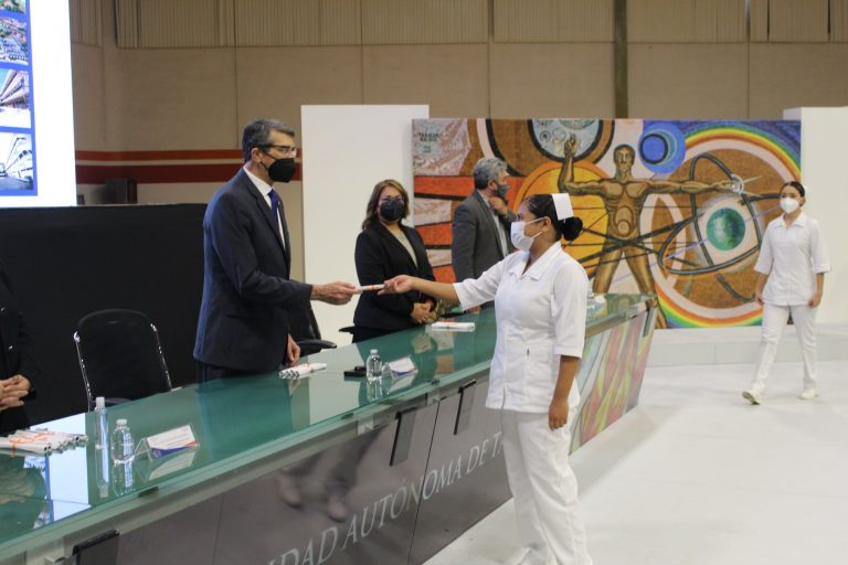 ENTREGA FACULTAD DE ENFERMERÍA VICTORIA NUEVA GENERACIÓN DE ENFERMERAS Y ENFERMEROS