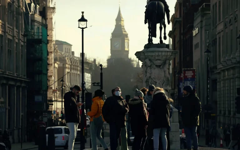 Inglaterra se despide de mascarillas, el trabajo en casa y el certificado Covid