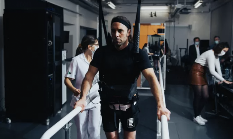 “Es espectacular”: tres pacientes parapléjicos vuelven a caminar tras operación con electrodos