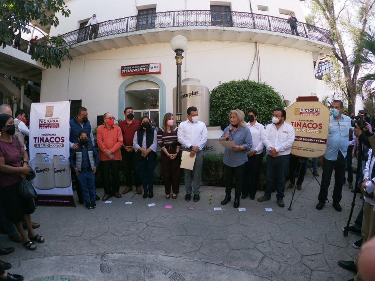 Inicia Lalo Gattás programa “tinacos a bajo costo”.