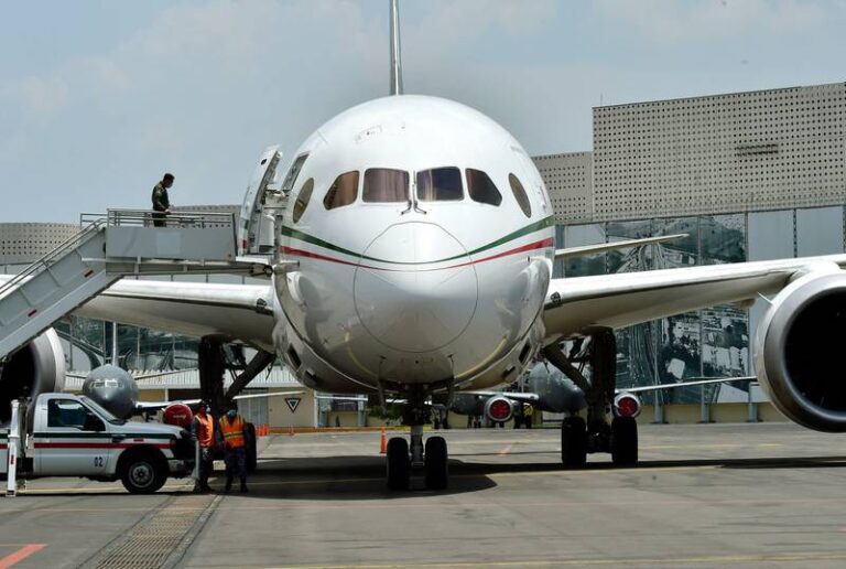 AMLO confirma que Sedena analiza lanzar su propia aerolínea con avión presidencial