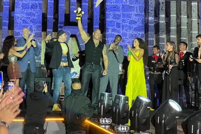 The Rock recibió un Dr. Simi durante la promoción de “Black Adam” en Ciudad de México