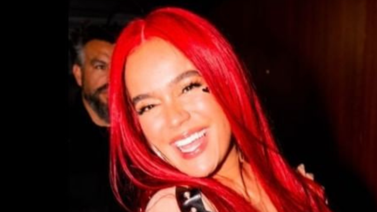 El conmovedor gesto de Karol G con una fan que dio a luz en pleno concierto