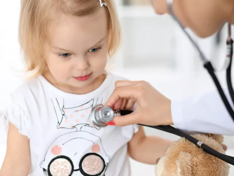 “Tripledemia”, el ataque múltiple de virus respiratorios que satura los hospitales de niños en EE.UU. y algunos países de Sudamérica