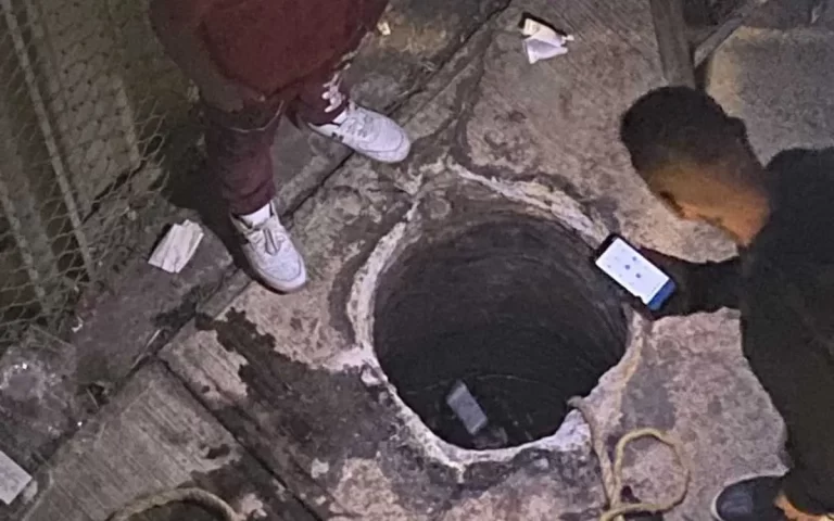 Dos mujeres mueren al caer por una coladera abierta en Ciudad de México