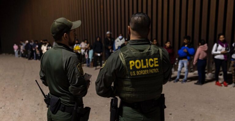 México solicitó a EU información sobre el uso excesivo de la fuerza de la Patrulla Fronteriza contra un grupo de migrantes en Texas