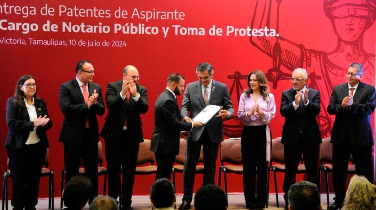 Entrega Américo patentes de aspirante a notarios públicos