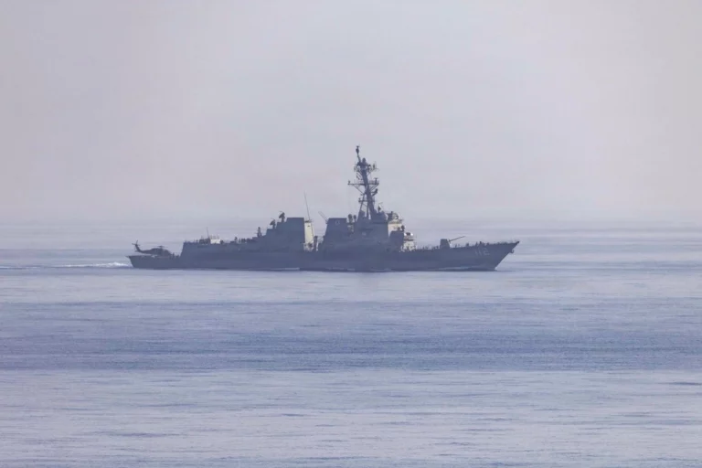 Trump suspende temporalmente operación naval en Ormuz mientras avanzan negociaciones con Irán